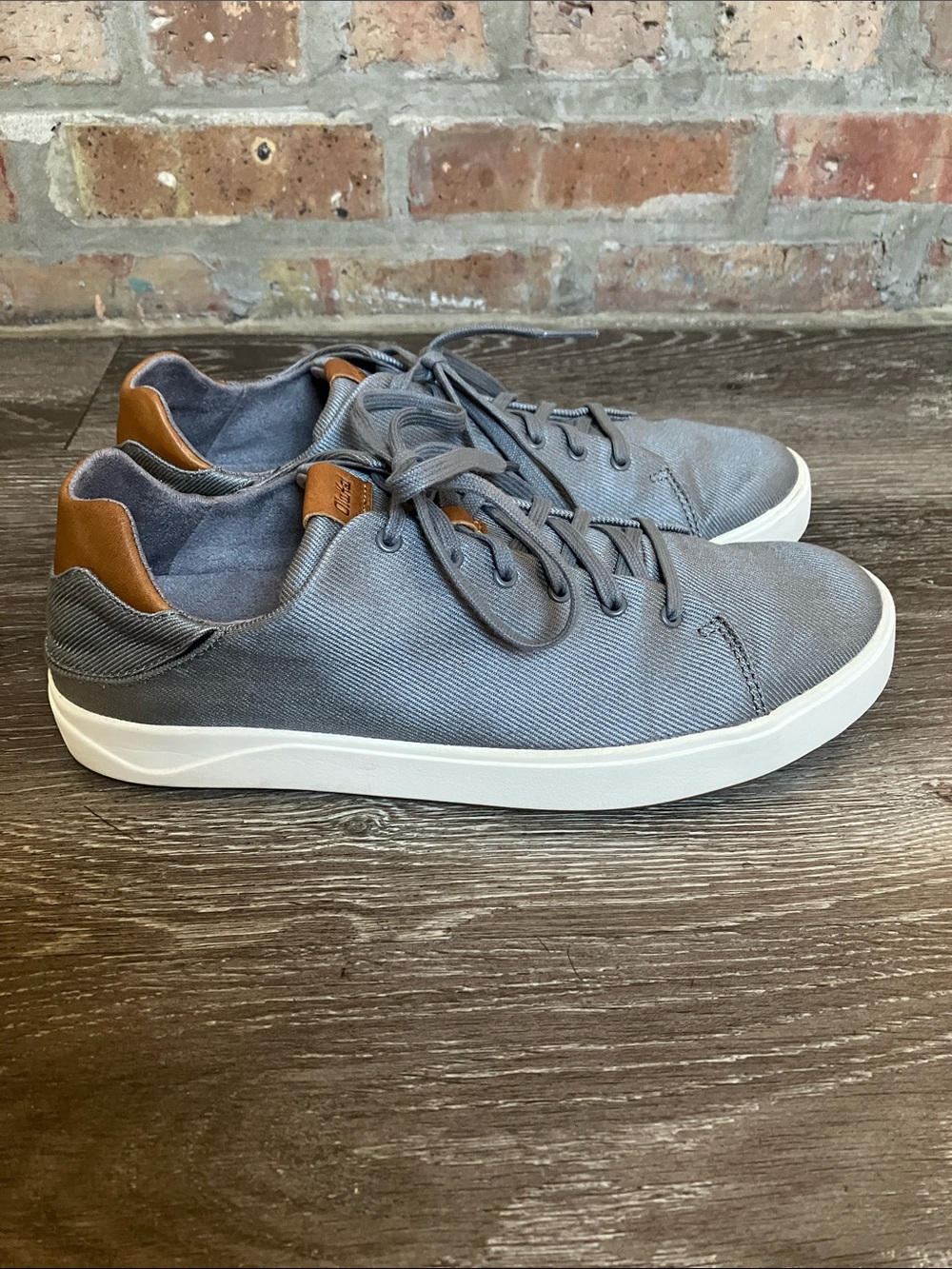 OluKai Lae'ahi Li
Gray Lace-Up Sneakers with Tan Accent